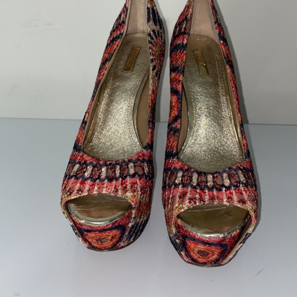 Peep toe pump